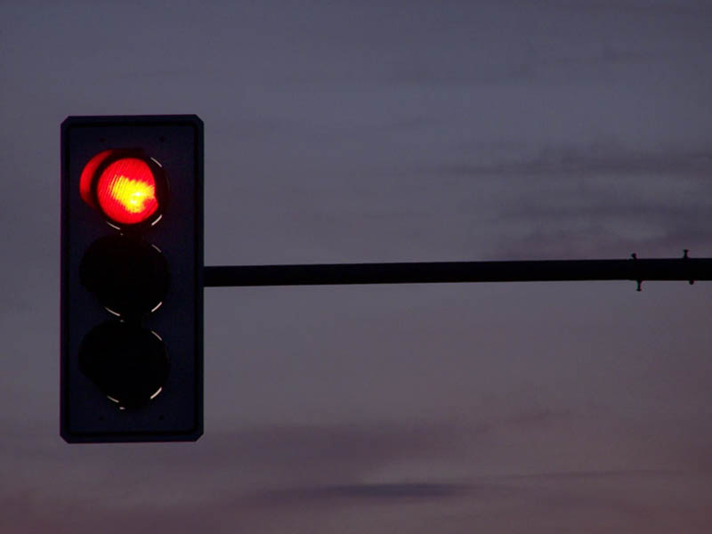 Nova lei de trânsito permite motorista 'furar' o sinal vermelho