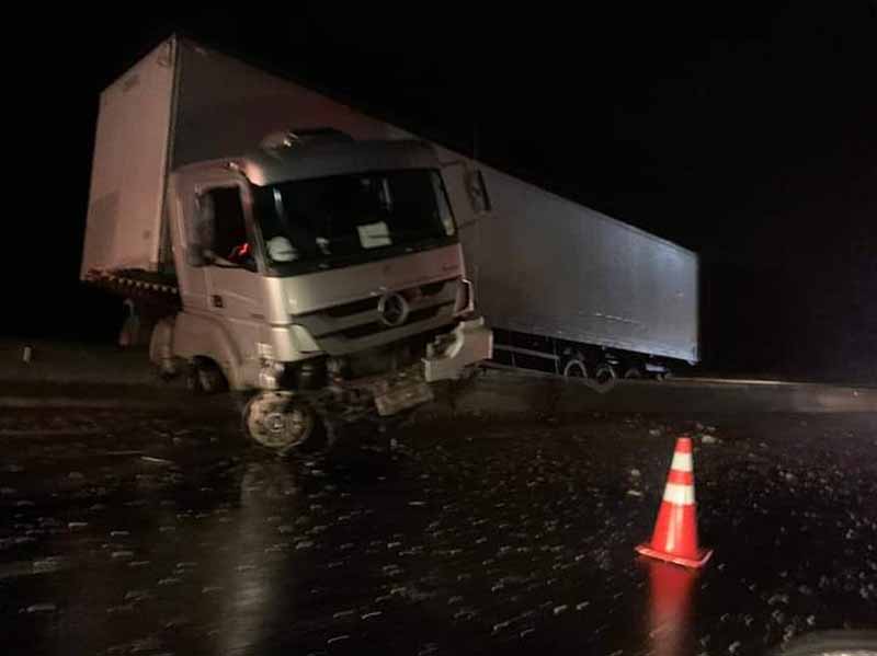 Carreta fica presa em defensa metálica após batida na SP-294 em Marília