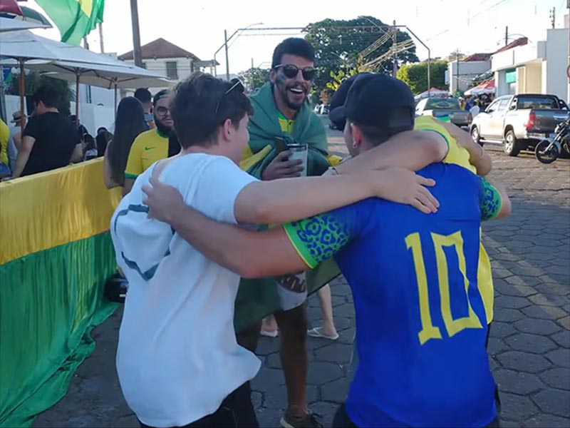 Paraguaçuenses comemoram vitória do Brasil em seu primeiro jogo na Copa do Catar