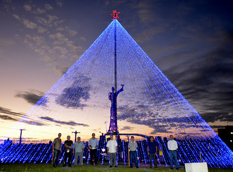 Associação Comercial instala árvore gigante na rotatória São Francisco de Assis