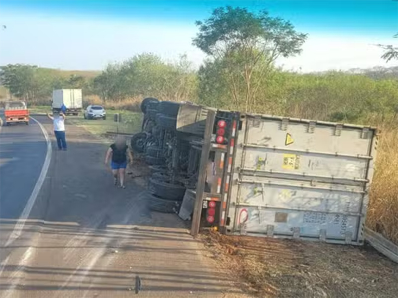 Caminhão tomba e motorista fica preso às ferragens na SP-321 em Ibitinga