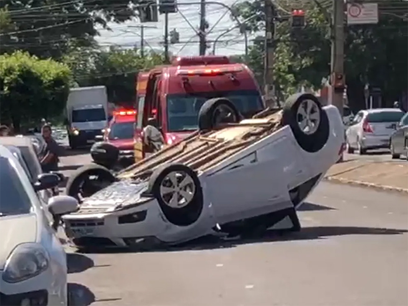 Motorista perde o controle da direção e carro capota no Centro de Presidente Prudente