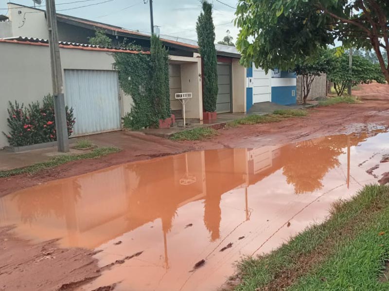 Chuva forma poça d' água em Paraguaçu Paulista e causa transtornos a moradores