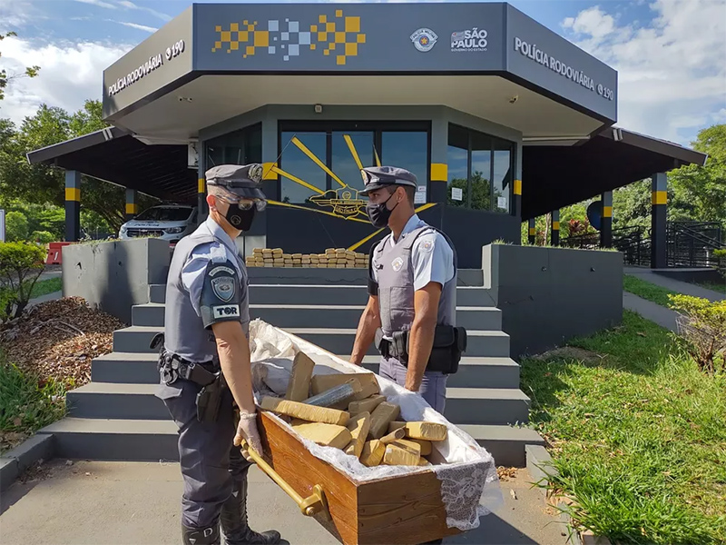 Polícia Rodoviária apreende tijolos de maconha escondidos dentro de caixão em Assis