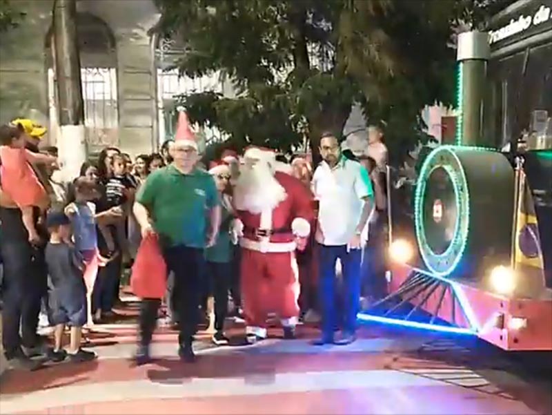 Centenas de pessoas prestigiam a chegada do Papai Noel em Paraguaçu Paulista