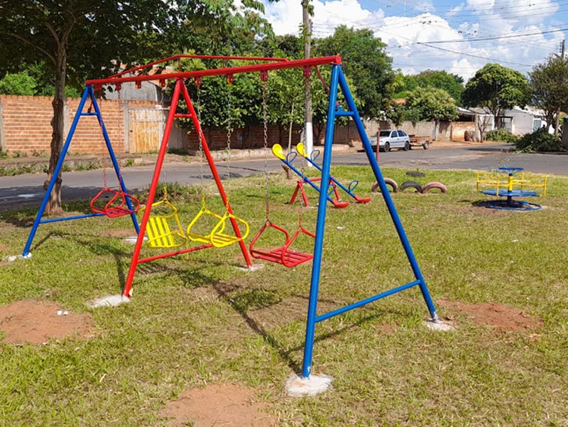 Departamento de esportes e Lazer instala equipamentos em diversas praças de Paraguaçu