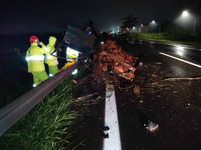 Capotamento deixa dois homens gravemente feridos na SP-225 em Jaú