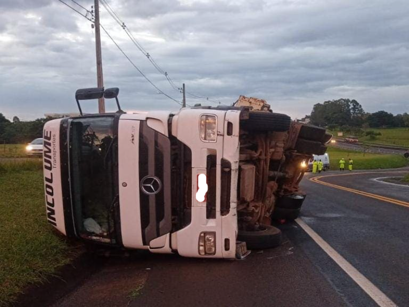 Carreta perde o controle e tomba na Rodovia Raposo Tavares em Assis