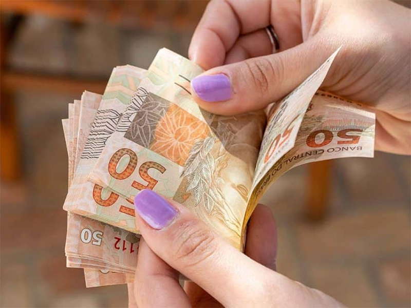 Relator do Orçamento propõe salário mínimo de R$ 1.210 em 2022