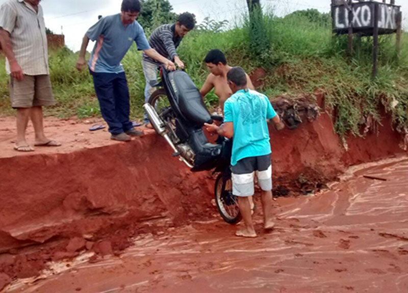 Chuva causa estragos e alagamentos em Paraguaçu