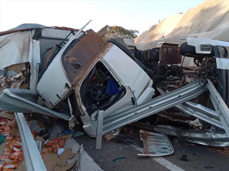 Caminhão carregado com caixas de pacotes de biscoito tomba em rodovia de Marília