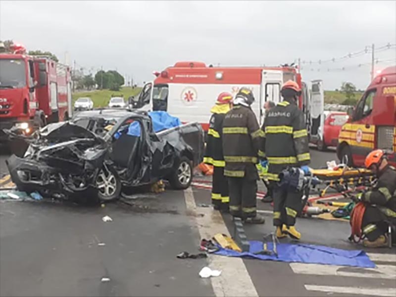 Motorista fica preso às ferragens após batida com caminhão na rodovia em Pompeia