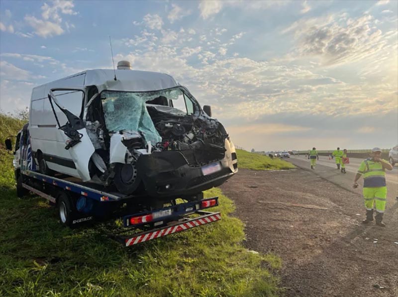 Motorista morre após bater furgão na traseira de caminhão em Ourinhos