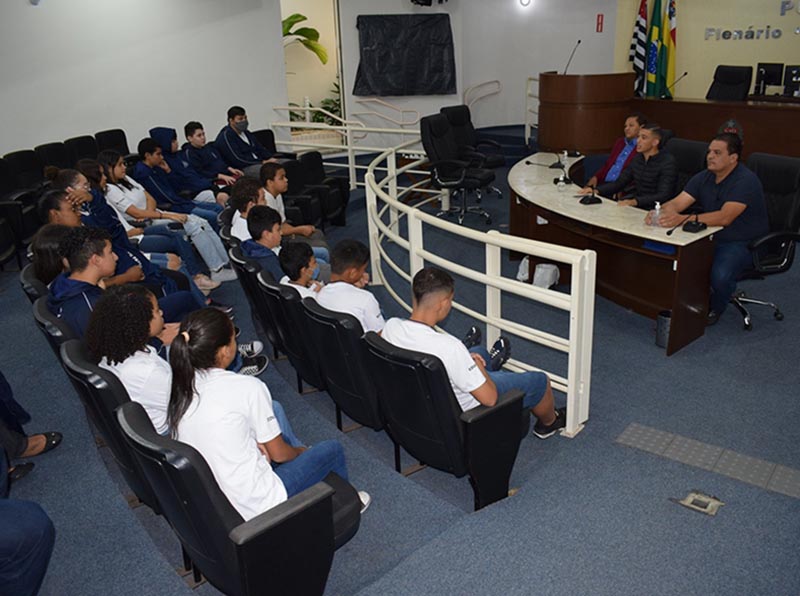 Alunos da escola Professor Osório visitam a Câmara Municipal