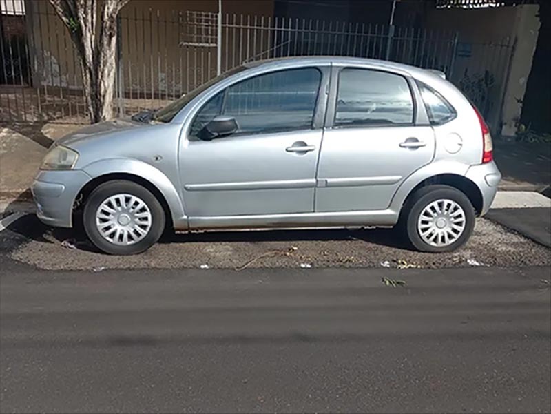 Prefeitura troca asfalto ao redor de carro 'esquecido' em Assis