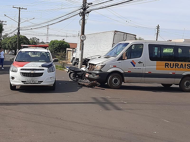 Motociclista fica ferido ao bater contra van na Vila Marin, em Paraguaçu Paulista