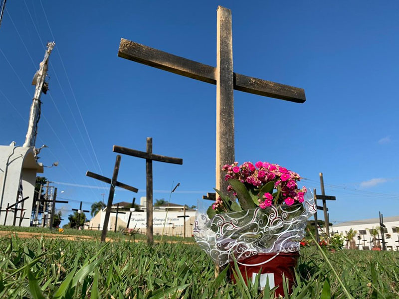 Moradores deixam flores e fotos de vítimas da Covid em cruzes colocadas em rotatória de Assis