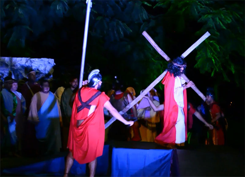 Encenação da Paixão de Cristo emociona público em frente à Igreja São Paulo