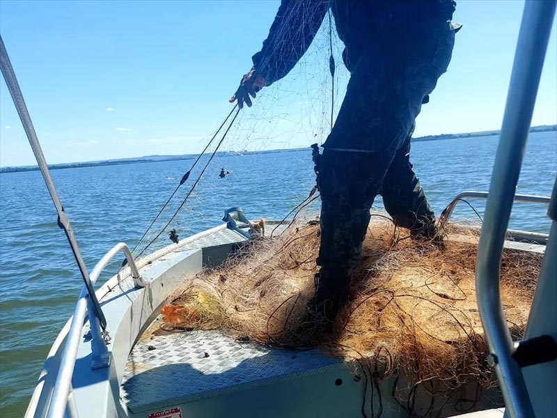 Polícia Ambiental apreende 750 metros de redes de pesca irregulares no Rio Paranapanema