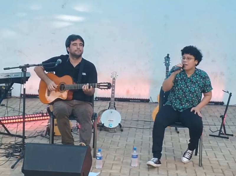 Sarah Barros e Tiago Abreu encantam público com sons do passado em show na Concha Acústica