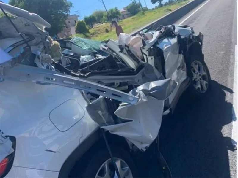 Mulher fica ferida após bater carro em caminhão em rodovia de Marília