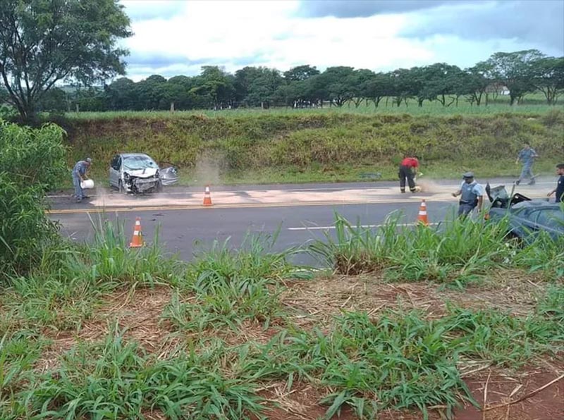 Colisão frontal entre veículos deixa dois mortos e um gravemente ferido em rodovia de Jaú