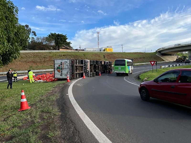 Caminhão com cebolas tomba na Rodovia do Contorno e interdita parte do trecho em Marília