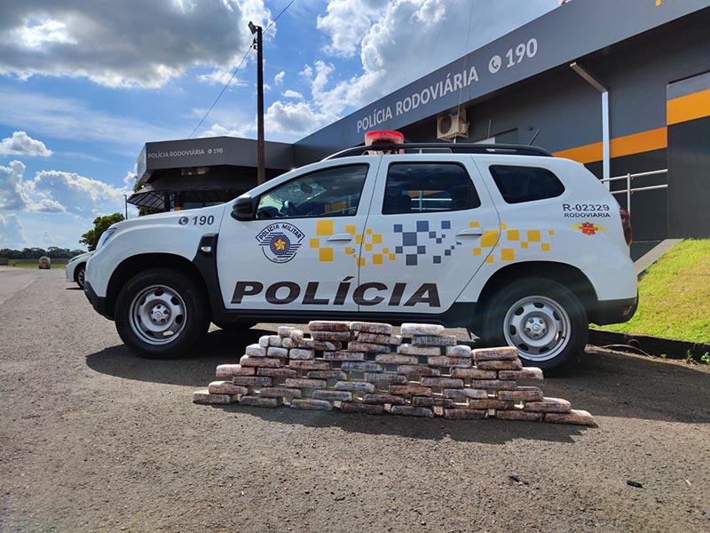 Trio de bolivianos é flagrado com pasta-base de cocaína em fundo falso de veículo em Ourinhos