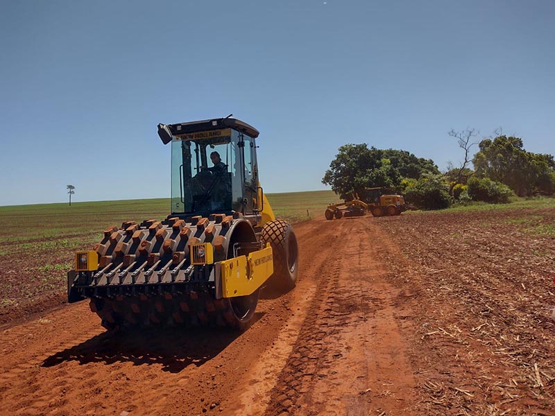 Prefeitura de Paraguaçu adquire máquina compactadora para reparos em estradas rurais