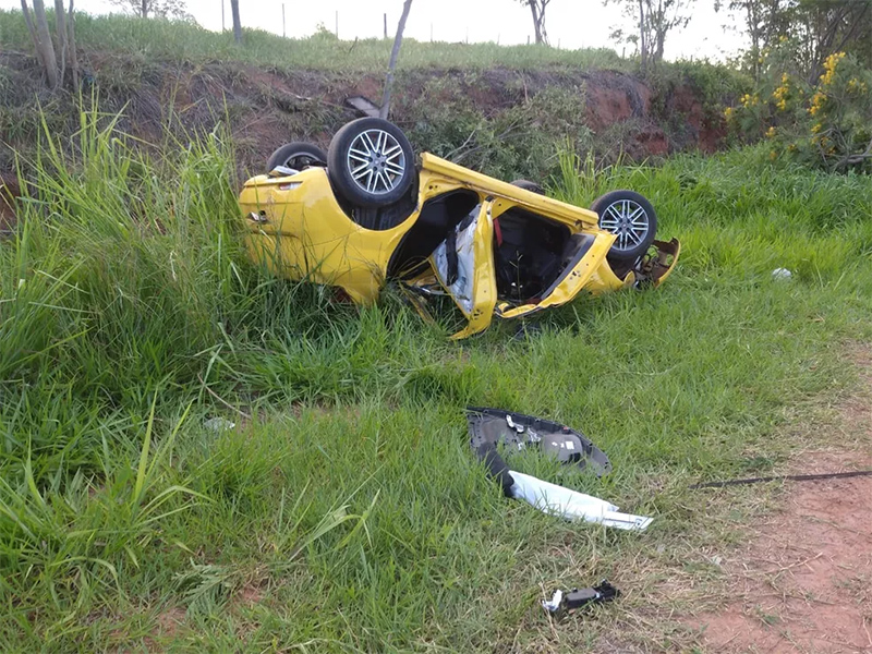 Motorista perde controle da direção e morre depois de bater em árvore em estrada de Martinópolis