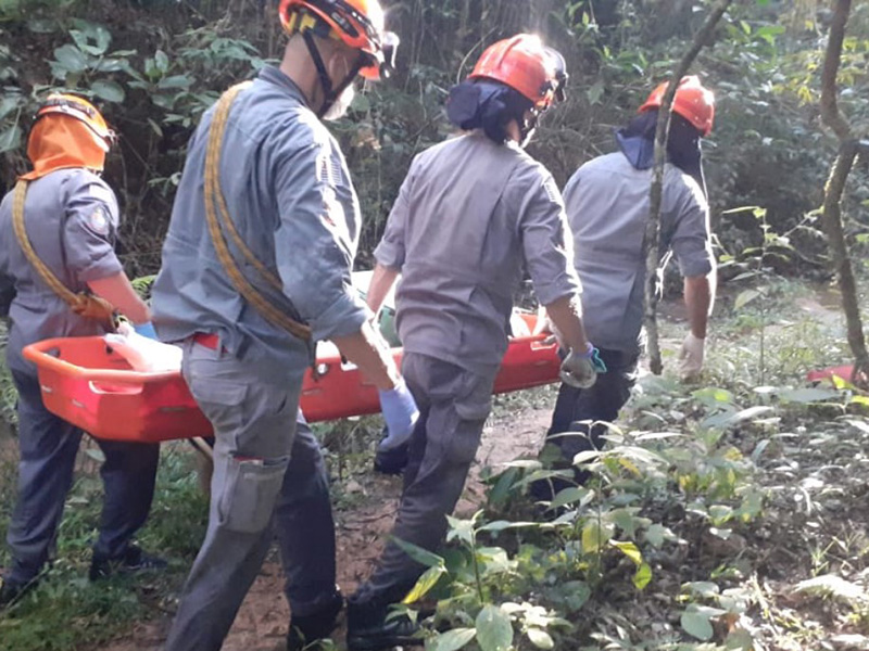 Corpo de Bombeiros resgata mulher ferida em cachoeira de Quatá