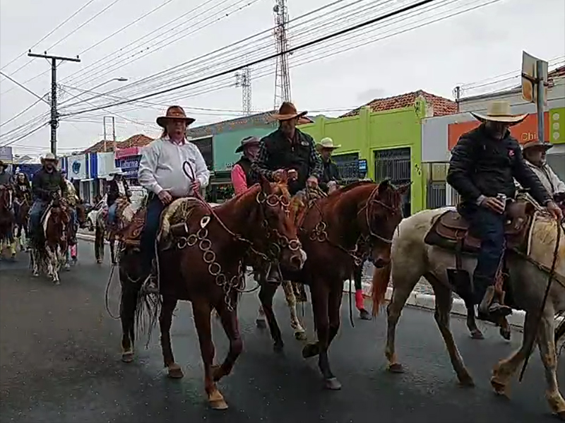 Cavalgada dá início a contagem regressiva para a Festa do Peão de Quatá