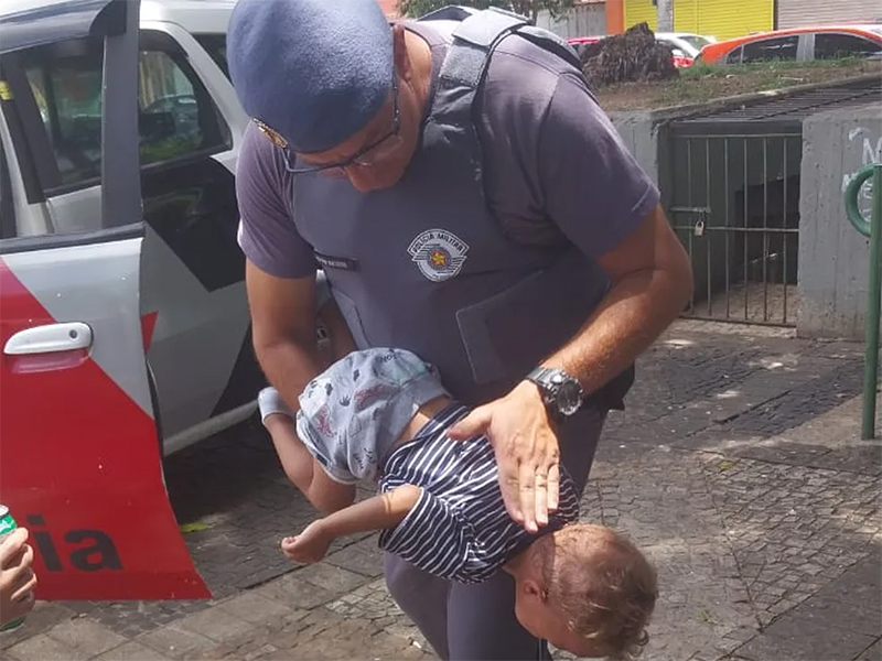 Policial usa manobra de Heimlich e salva bebê engasgado no centro de Bauru