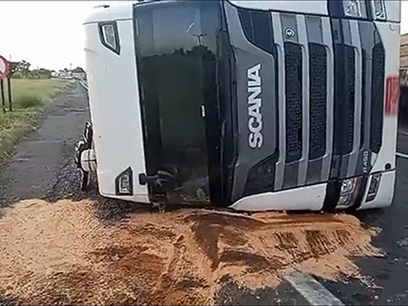 Caminhão carregado com carcaça de frango tomba em rodovia de Assis