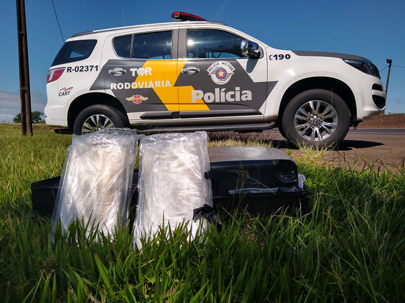 Paraguaio é preso transportando haxixe em fundo falso de mala na SP 225