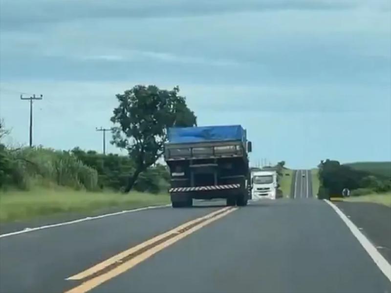 Caminhoneiro é flagrado em zigue-zague e na contramão em rodovia na região