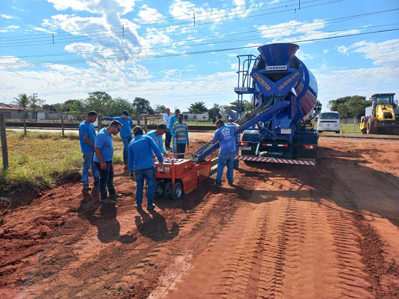 Obras realiza serviços de terraplanagem e construção de guias e sarjetas na Rua Três Barras