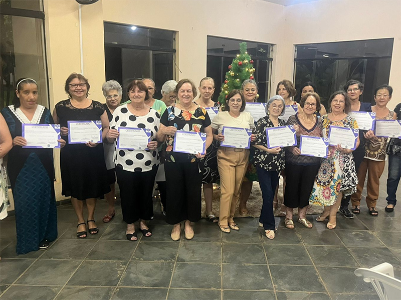 Espaço Qualifica entrega certificados a concluintes de cursos de capacitação profissional