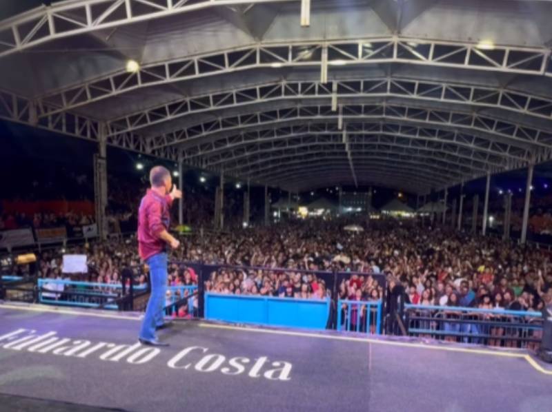 Milhares de pessoas prestigiam o show de Eduardo Costa na Expo Paraguaçu