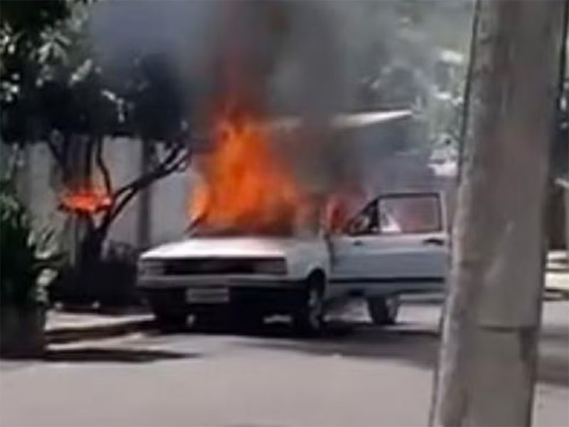 Carro desgovernado pega fogo em Presidente Prudente