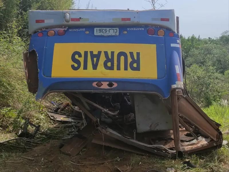 Ônibus com 39 trabalhadores rurais capota em ribanceira em Avaré; uma pessoa morreu