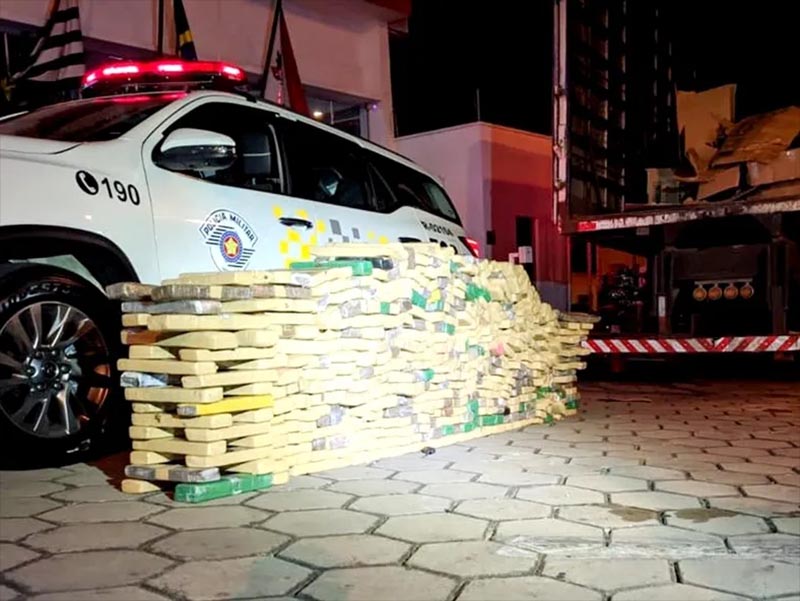 Polícia apreende mais de meia tonelada de maconha em caminhão de mudança no interior de SP