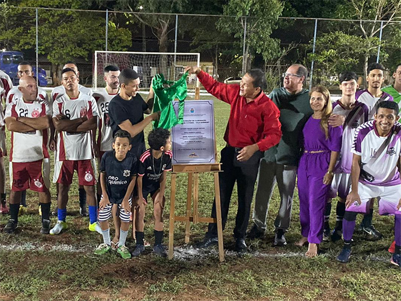 Prefeitura Municipal conclui iluminação do campo de futebol anexo à quadra da Vila Gammon