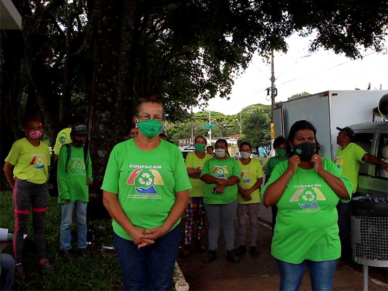 Integrantes da Coopacam protestam em frente a Prefeitura Municipal