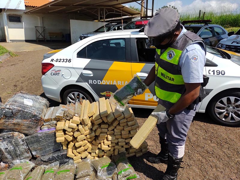 Polícia apreende mais de 660 kg de maconha após motorista desrespeitar sinal de parada em Ourinhos