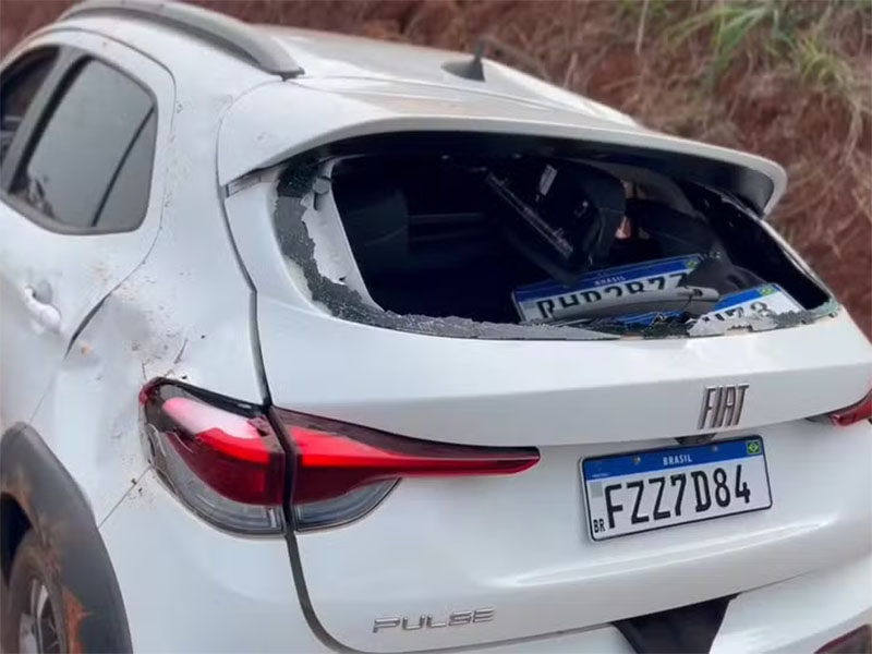 Polícia apreende carro abandonado capotado com 600 kg de maconha e placas de veículos em Bariri