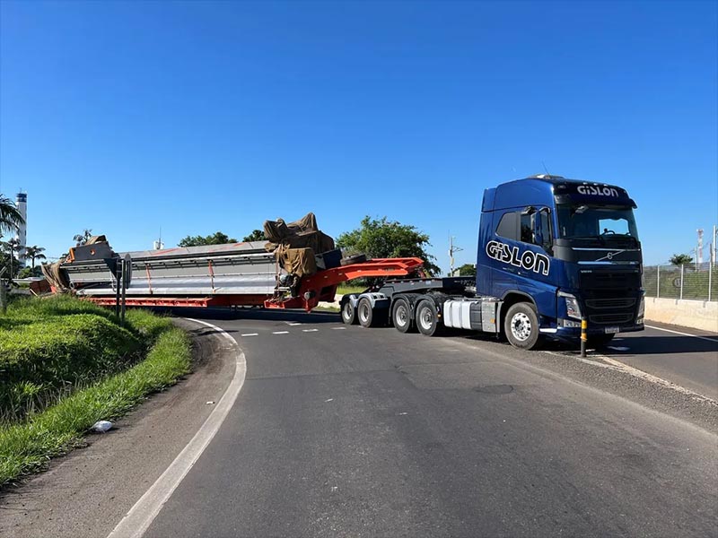 Carreta fica atravessada em acesso da Rodovia do Contorno e provoca congestionamento em Marília