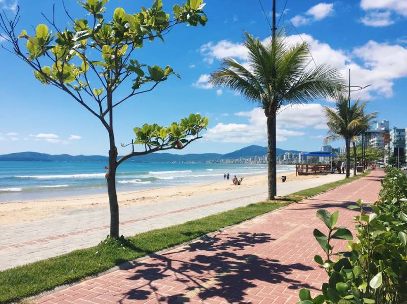 Que tal curtir uma praia em outubro? O Joelson Excursão te leva para Itapema/SC