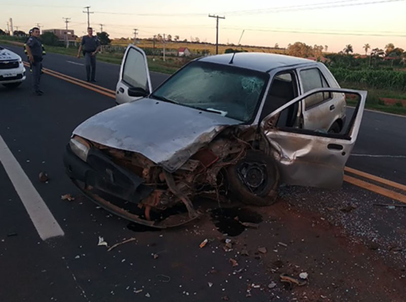 Dois ficam feridos após carro bater em caminhão na SP-457