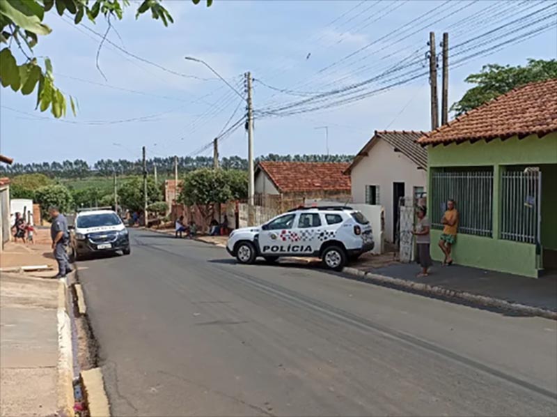 Polícia investiga morte de homem que foi encontrado com sinais de facadas em Queiroz